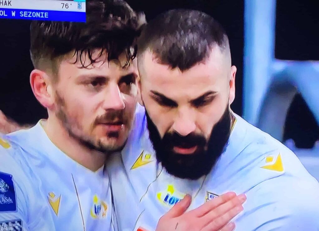 Lech znów liderem. Pogoń na kolanach