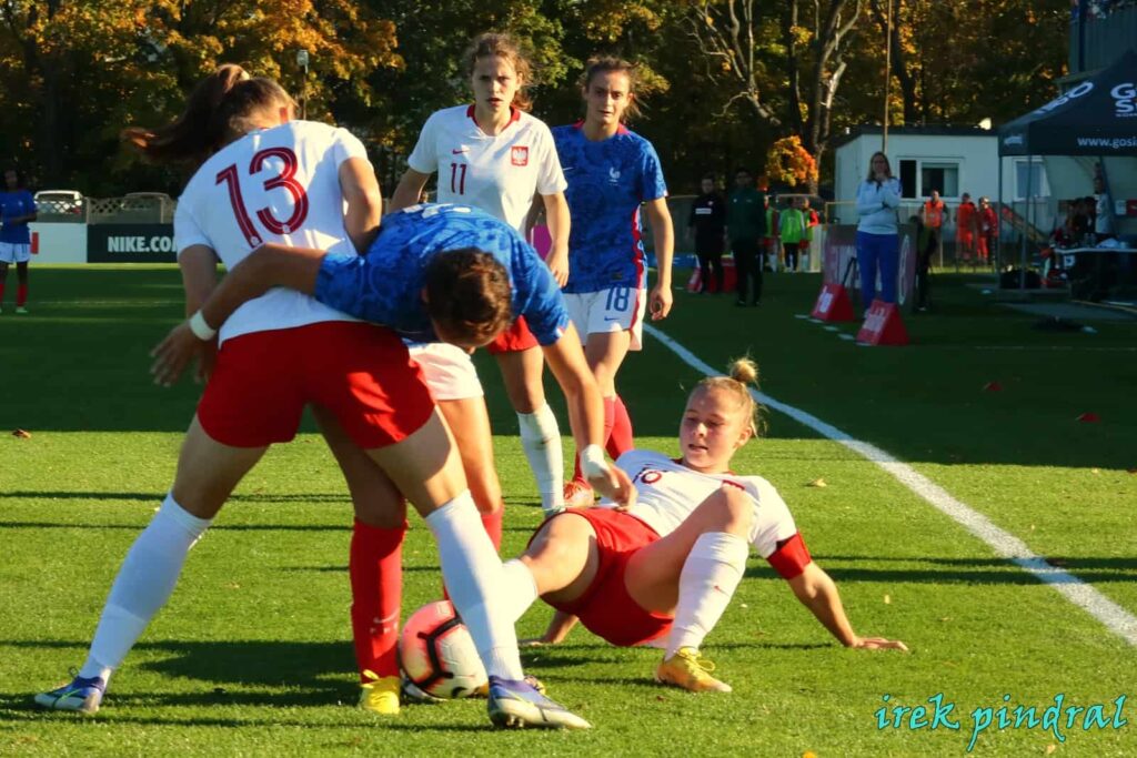 Młode piłkarki nie sprostały Francuzkom