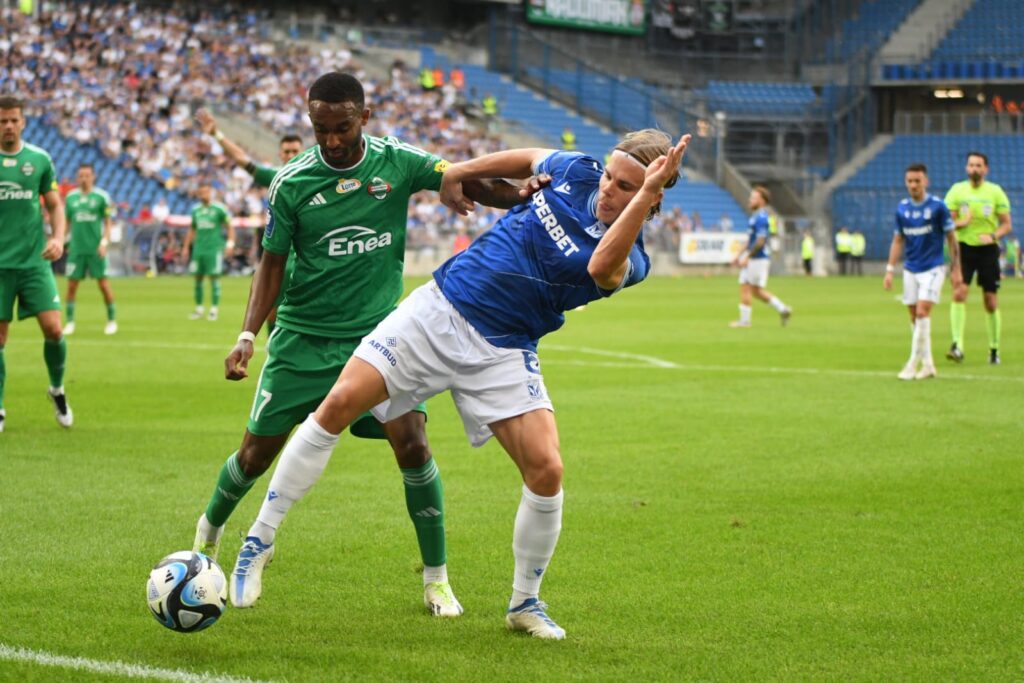 Lokomotywa na właściwych torach. Radomiak rozjechany