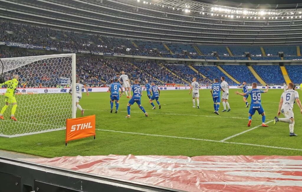 Lech znów na kolanach. Przegrał z murowanym spadkowiczem. Co za wstyd!