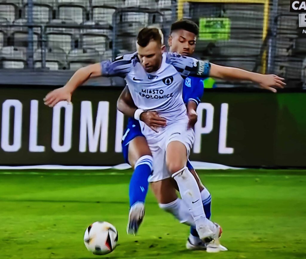 Lech nawiązał do wstydliwej przeszłości. Znowu poległ z Puszczą 